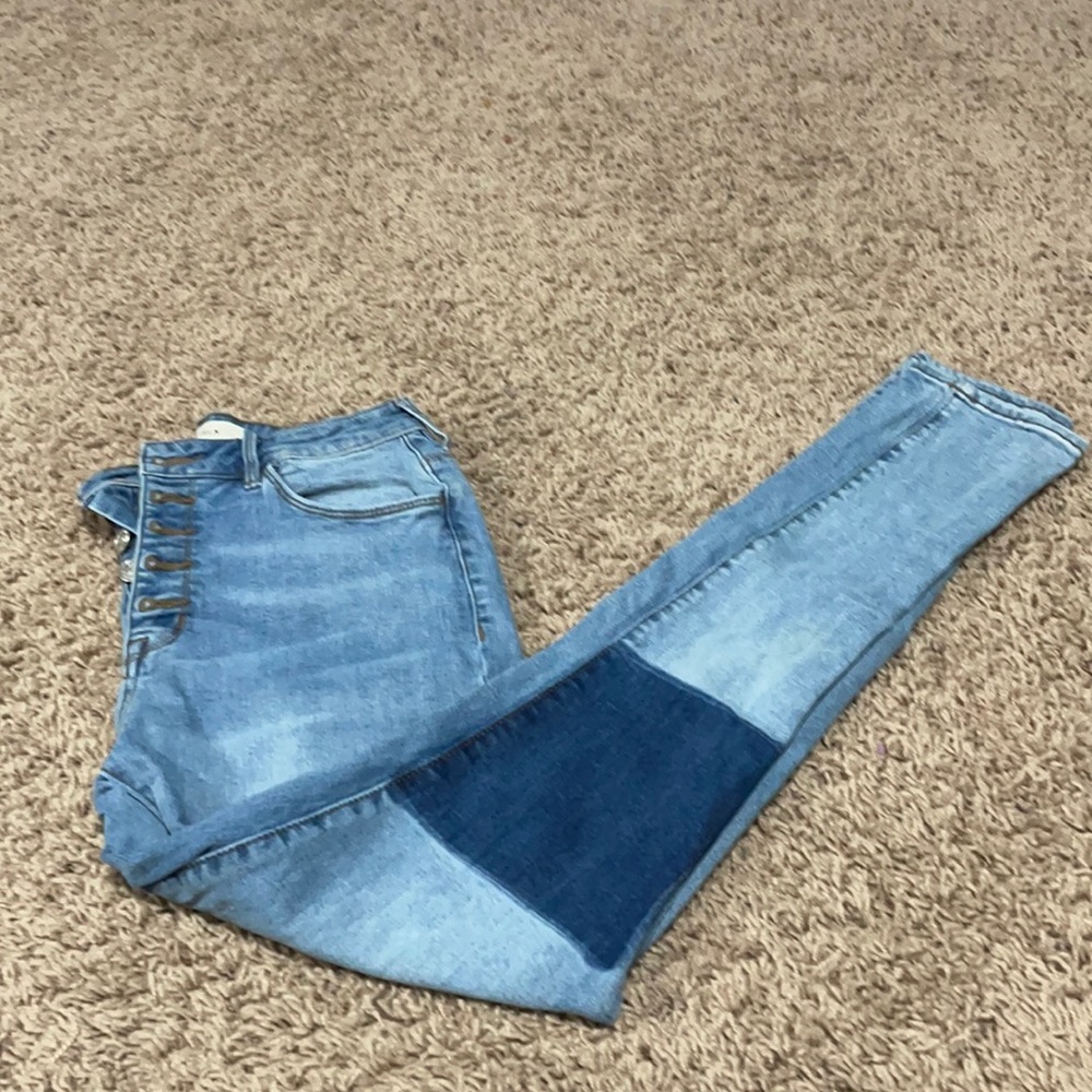 Fun detail to these PacSun Jeans buttonfly